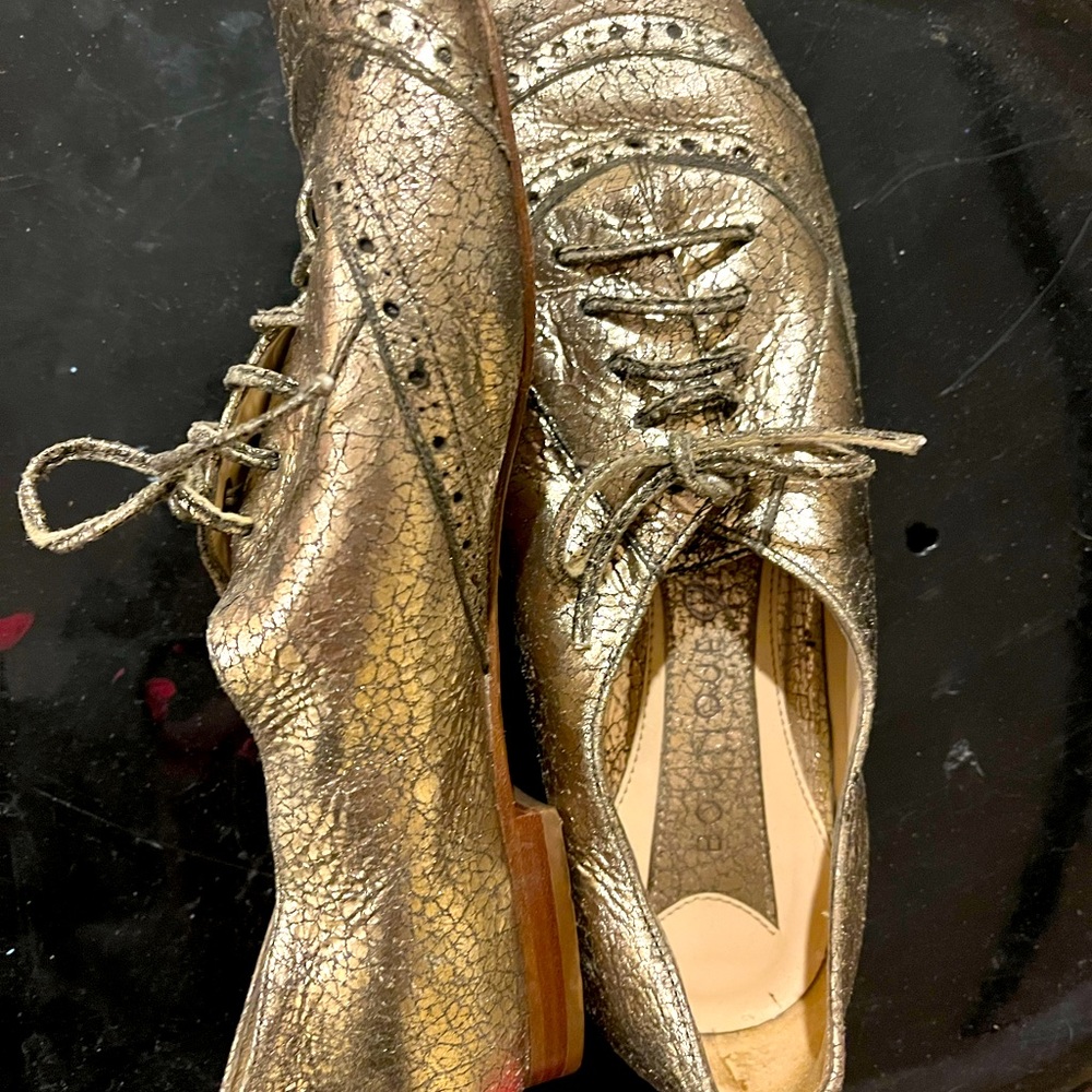 Boutique 9 size 8 gold flat